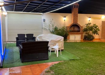 شاليه بمسطح اخضر وجلسة خارجية 