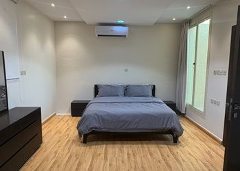 شاليه بمسطح اخضر وجلسة خارجية 