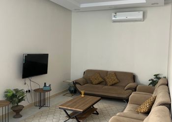 استراحة بمجلس وفناء خارجي 