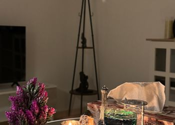 استديو بسرير مريح وأثاث بسيط
