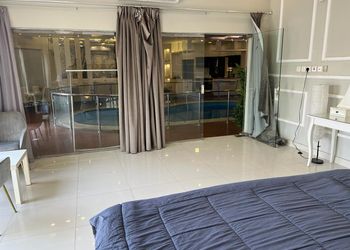 شاليه بمسطح اخضر وجلسة خارجية 