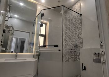 شاليه بمجلس مطل على مسبح داخلي