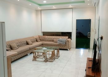 شاليه بجلسة تطل على مسبح خارجي 