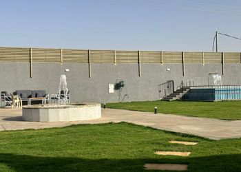 شاليه بصالة مطلة على جلسة خارجية