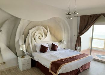 شاليه بجلسة خارجية وألعاب أطفال
