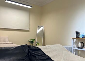 استديو بسرير فردي وجلسة جانبية