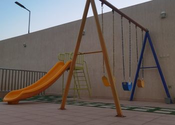 شاليه بجلسة تطل على مسبح خارجي 