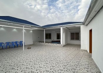 استراحة بمجالس واسعة وفناء خارجي