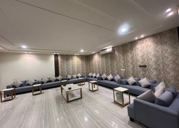 شاليه بمسبح ومسطح اخضر