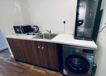 استديو بأثاث مريح وبسيط 