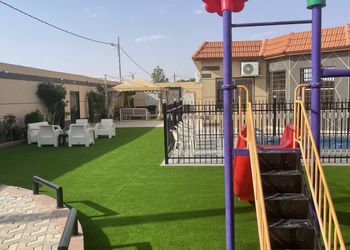 شاليه بجلسة خارجية ومسطح اخضر