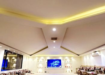 استراحة بجلسة مطلة على مسبح 