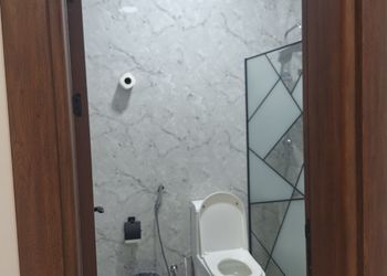 شقة بصالة جلوس وثلاث غرف نوم 