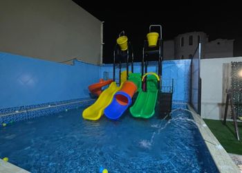شاليه بمسبح خارجي وجلسة خارجية