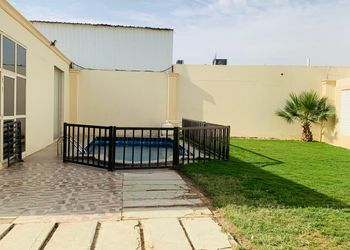 شاليه بمسطح اخضر و جلسة خارجية في الرمال