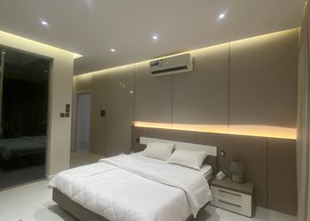 شاليه بمسطح اخضر ومسبح