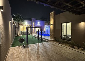 شاليه بألعاب أطفال ومسبح خارجي