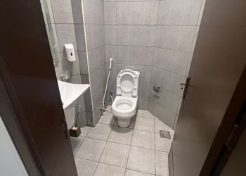 شاليه بمسطح اخضر وجلسة خارجية 