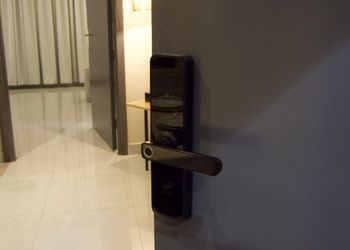 شقة بصالة أنيقة ودخول ذاتي