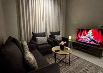 شقة بغرفة نوم وصالة مريحة 
