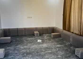 شاليه بجلسة خارجية ومسطح اخضر