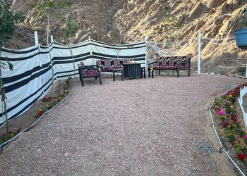 مخيم بجلسة خارجية وبإطلالة على الجبل
