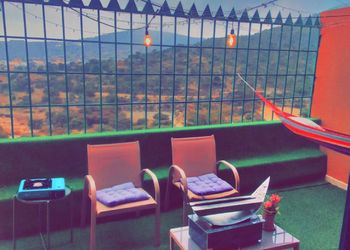 فيلا ببلكونه مطلة على الجبل