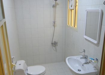 غرفة بسرير ماستر  ودورة مياة 