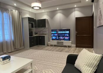 شقة بغرفة معيشة وغرفة نوم 