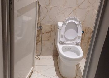 شاليه بجلسة تطل على مسبح خارجي 