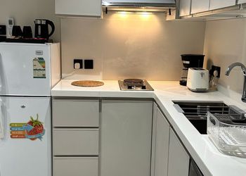 استديو بتصميم هادئ وأسرة مريحة 