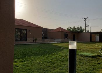 مزرعة بمسطح اخضر و مسبح
