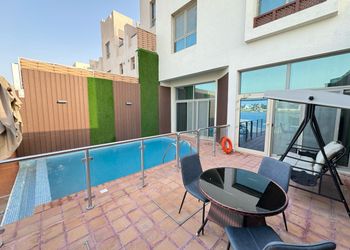 شاليه بمسبح مطل على البحر 