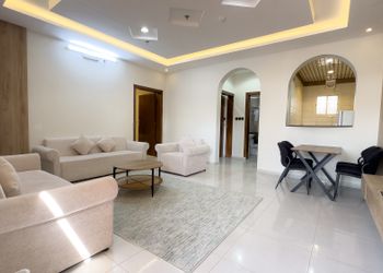 شقة بغرفة معيشة وغرفتين نوم 