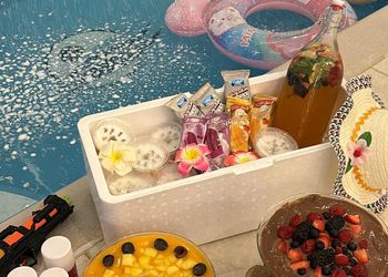 شاليه بمسطح اخضر وجلسة خارجية