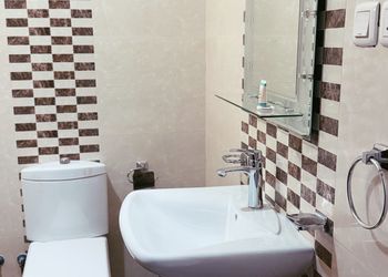شقة بغرفة معيشة وغرفتين نوم 