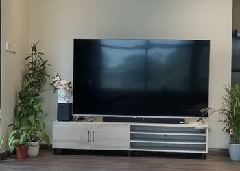 استراحة بمسبح خارجي ومسطح اخضر
