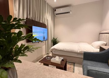 استديو بأثاث مريح وبسيط 