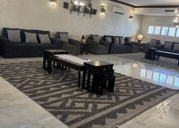 استراحة بملعب كرة قدم و مسبح