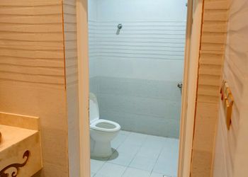 شاليه بجلسة تطل على مسبح خارجي 