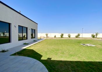 استراحة بمسطح اخضر ومجالس
