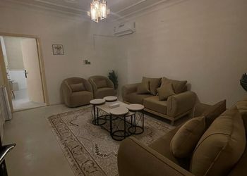 شقة بصالة مريحة وأثاث بسيط 