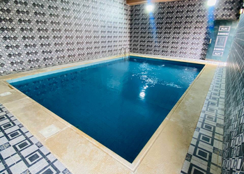 شاليه بمسبح داخلي و ملعب طائرة