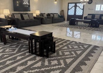 استراحة بملعب كرة قدم و مسبح