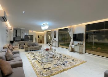 شاليه بمجلس مطل على المسبح 
