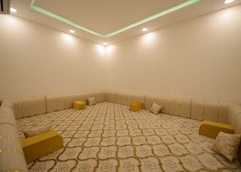 شاليه بجلسة تطل على مسبح خارجي 