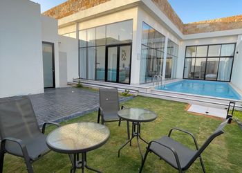 شاليه بجلسة تطل على مسبح خارجي 