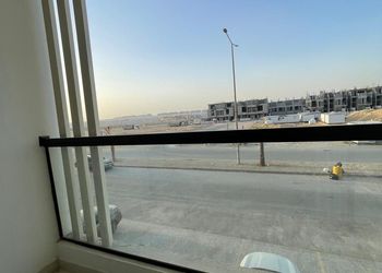 شقة بثلاث غرف نوم وصالة