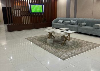 شاليه بمسطح اخضر ومسبح 