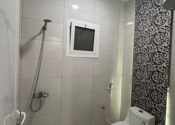 شاليه بمسطح اخضر و مسبح بحاجز